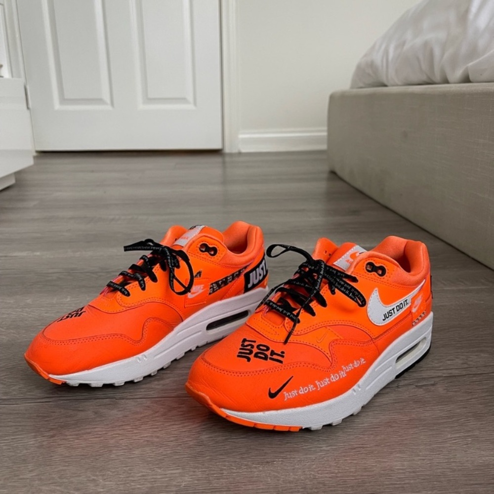 Women’s Nike Air Max. Size 7.5 Gently Loved. Good condition. Authentic.